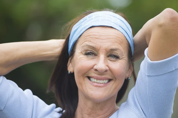 Gelukkig lachende volwassen vrouw buiten — Stockfoto