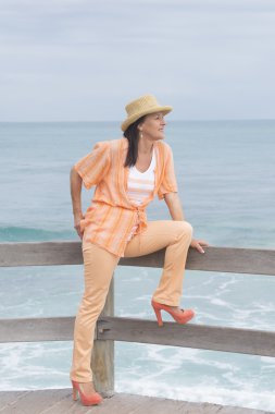 Kendine güvenen çekici samimi kadın beach