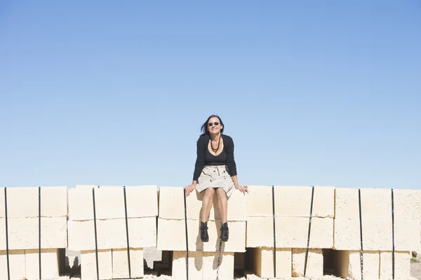 Confident mature woman outdoor wall — Stock Photo, Image