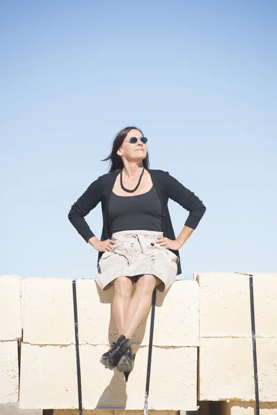 Fiduciosa donna matura seduta all'aperto — Foto Stock