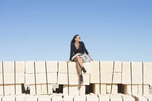 Sexy mujer madura confiada pared al aire libre — Foto de Stock