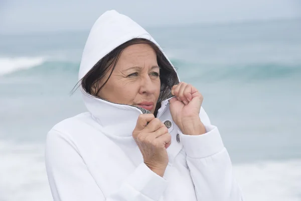 Mulher congelando outono no oceano — Fotografia de Stock