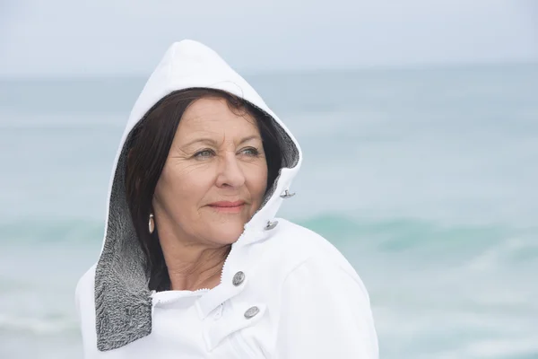 Mujer estacional otoño retrato océano — Foto de Stock