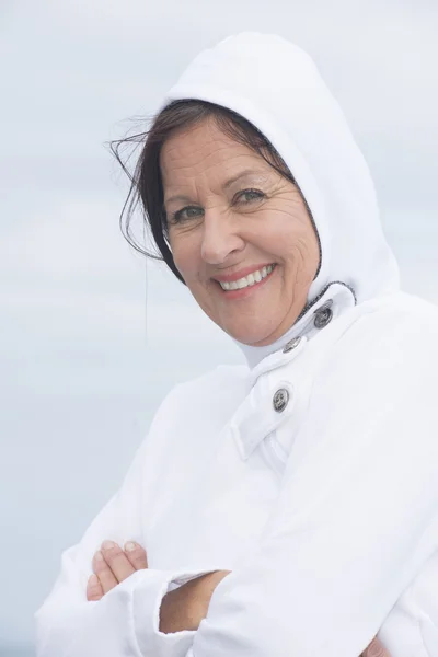 Woman cold season portrait ocean — Stock Photo, Image