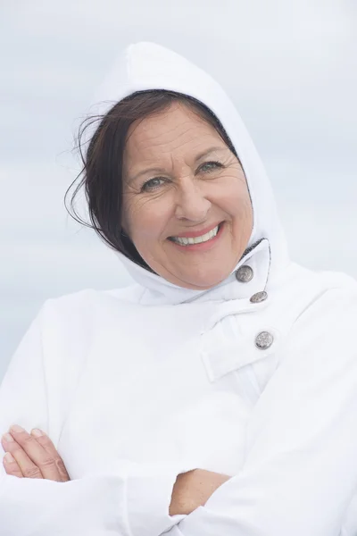 Mutlu bir kadın soğuk sezon portre okyanus — Stok fotoğraf