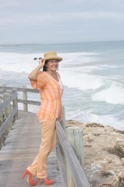 Heureuse retraitée détendue plage océan — Photo