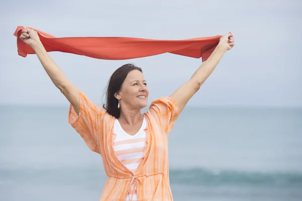 Volwassen vrouw gelukkig vriendelijke buiten — Stockfoto