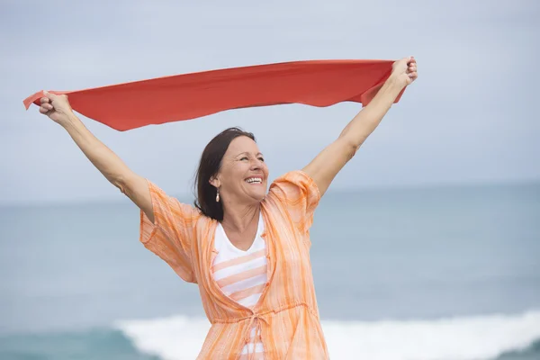 Femme mûre heureuse joyeuse en plein air — Photo