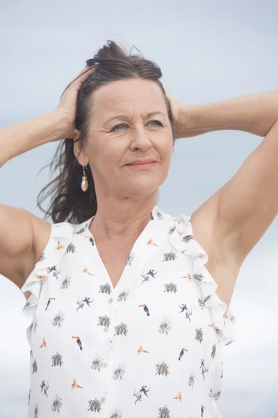 Vertrouwen gelukkig volwassen vrouw buiten — Stockfoto