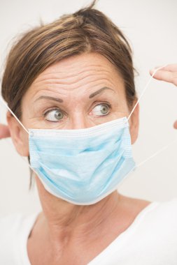 Hemşire doktor kadın yüzüne maske ile