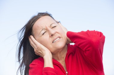 elleri kulaklara endişeli kadın vurguladı