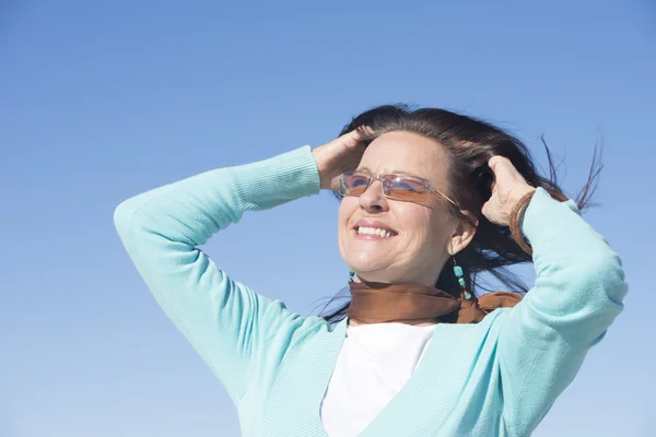 Mooie ontspannen volwassen vrouw buiten — Stockfoto