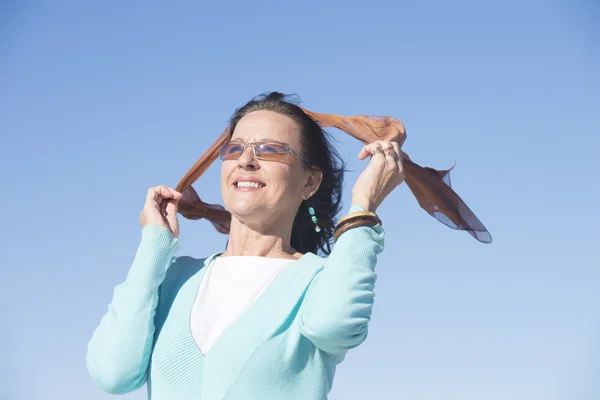 Привлекательная расслабленная зрелая женщина на открытом воздухе — стоковое фото