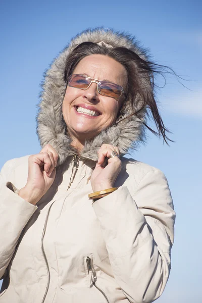 Радісний жінка теплі зимові куртки відкритий — стокове фото