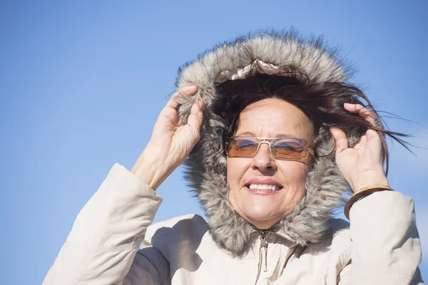 Mulher feliz casaco de inverno quente — Fotografia de Stock