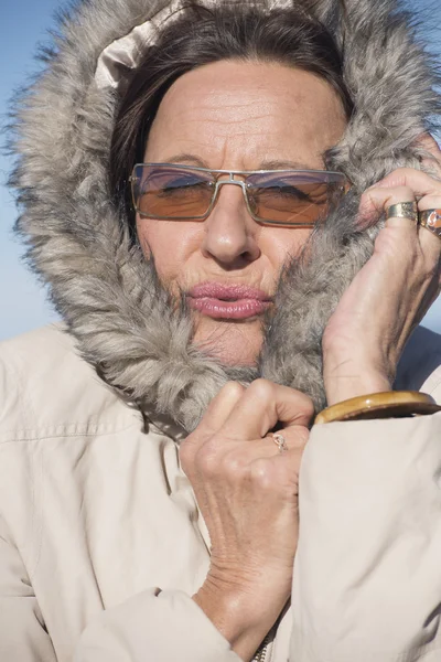 Frau in der kalten Jahreszeit warme Jacke — Stockfoto