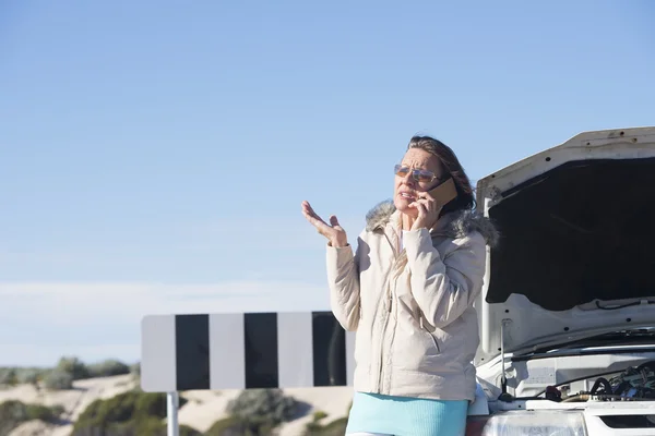 Zdůraznil žena telefonují pomoc po poruše auta — Stock fotografie