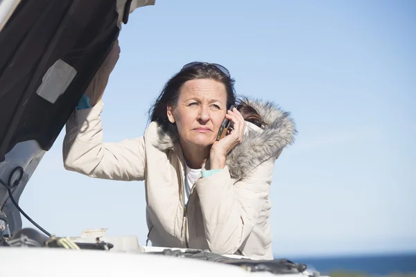 Vrouw wagen verzetje waas telefonische bijstand — Stockfoto