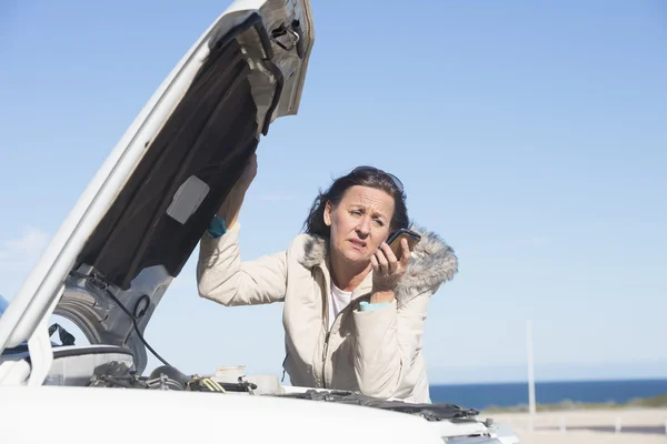 Woman car break down phone assistance — Stock Photo, Image