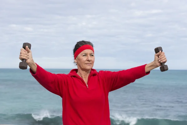 Madura mujer activa retiro al aire libre — Foto de Stock