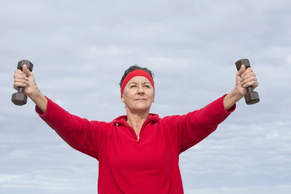 Уверенная зрелая женщина активная пенсионерка на открытом воздухе — стоковое фото