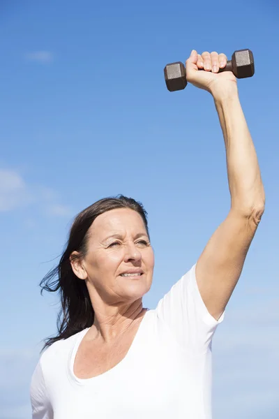 Olgun kadın açık egzersiz ağırlık — Stok fotoğraf