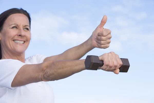 Sportig positiva mogen kvinna utomhus — Stockfoto