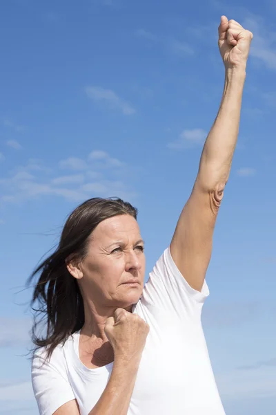 Säker kraftfull aktiv pensionerad kvinna — Stockfoto