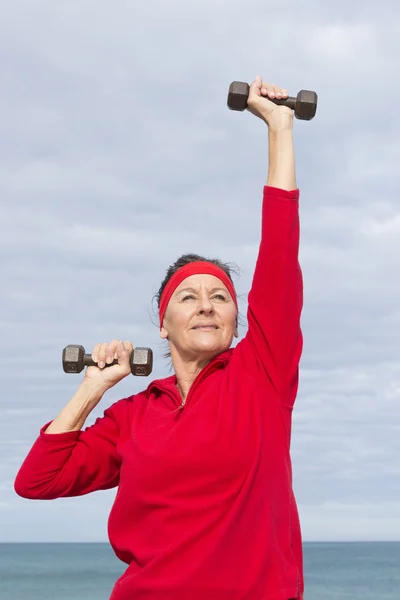 Feliz mujer madura sana haciendo ejercicio — Foto de Stock