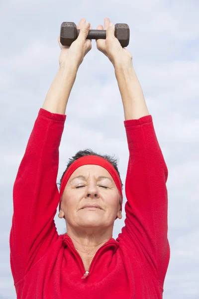 Relajada sana mujer madura haciendo ejercicio — Foto de Stock