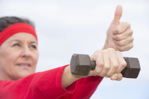 Exercising mature woman thumb up — Stock Photo, Image