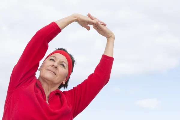 Mogen kvinna stretching motion utomhus — Stockfoto