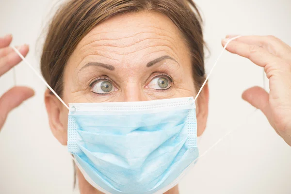 Krankenschwester oder Ärztin mit Maske über dem Gesicht — Stockfoto