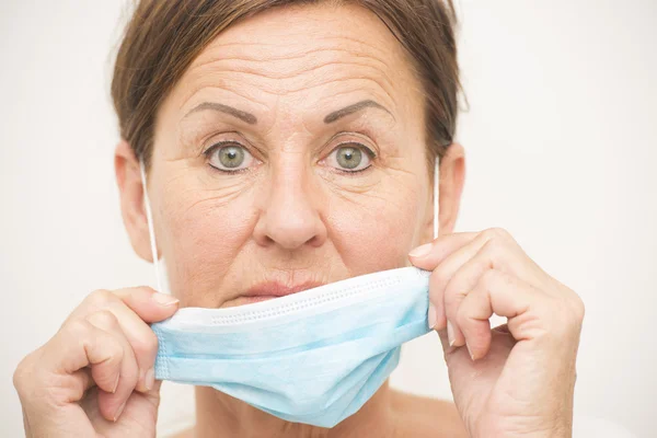 Ernstige vrouwelijke verpleegster met masker — Stockfoto