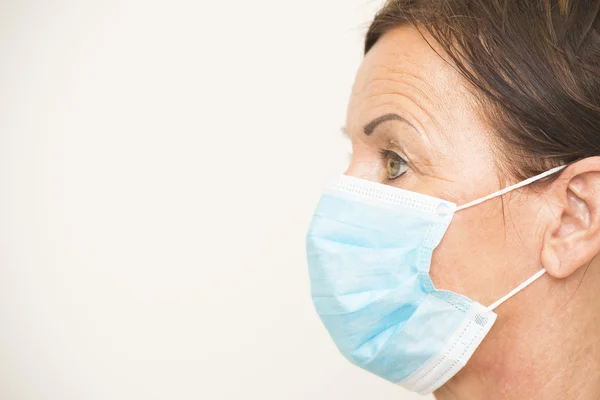 マスクを持つ肖像画医療看護師 — ストック写真
