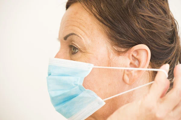 Retrato enfermeira médica com máscara sobre o rosto — Fotografia de Stock