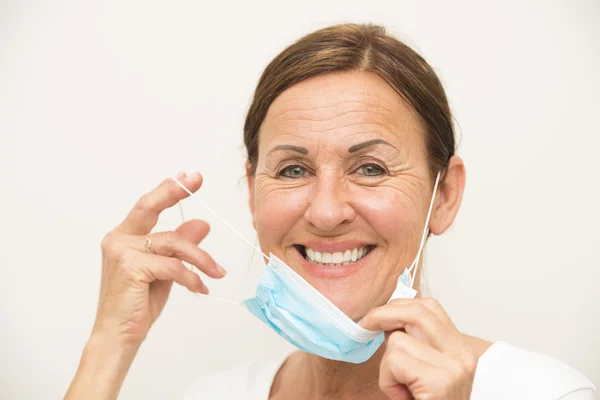 Vrolijke vrouwelijke verpleegster met masker — Stockfoto