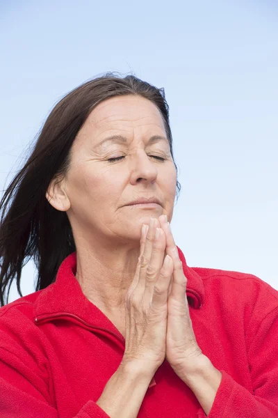 Biddende vrouw ontspannen en gesloten ogen — Stockfoto