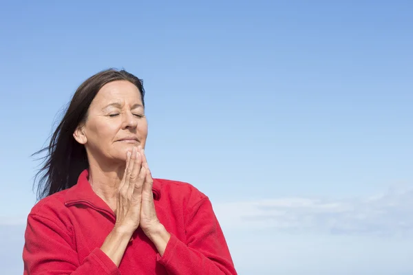 Reife freundliche Frau meditiert und betet — Stockfoto