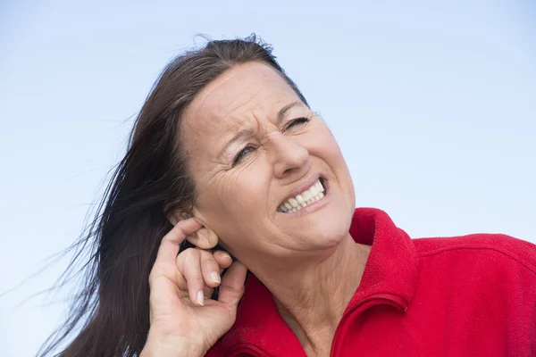 Martwi się podkreślić kobieta drapanie uszu — Zdjęcie stockowe