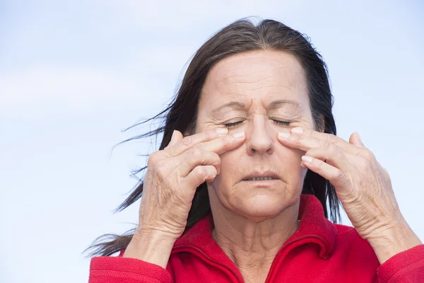 Frau leidet unter schmerzhaften Kopfschmerzen — Stockfoto