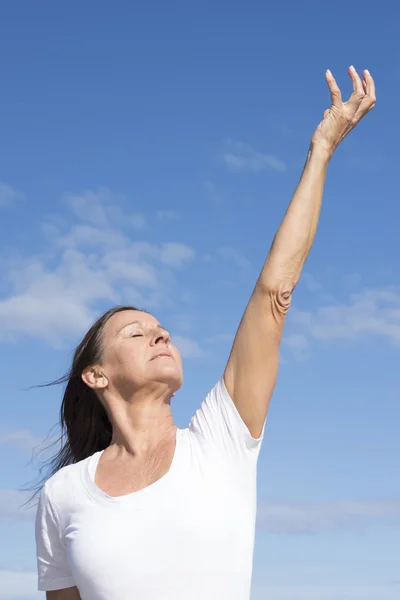 Mooie positieve midden leeftijd vrouw buiten Rechtenvrije Stockfoto's