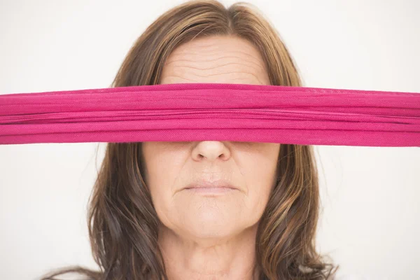 Retrato mujer de mediana edad con los ojos vendados — Foto de Stock