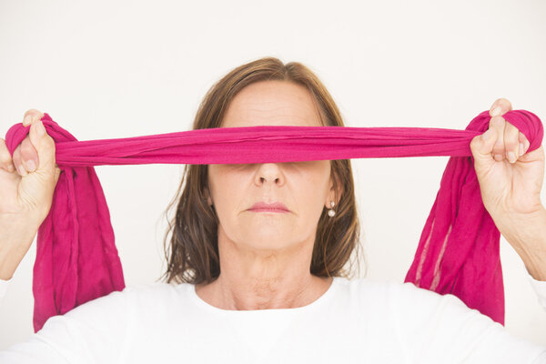 Женский портрет с завязанными глазами
