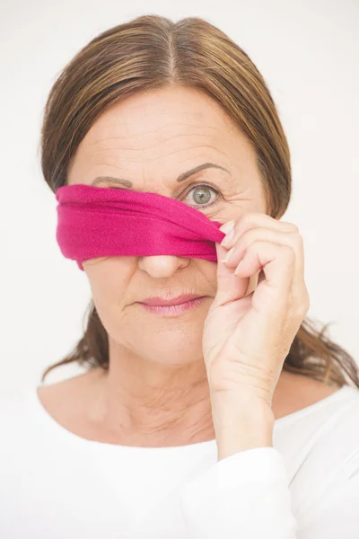 Um olho de olhos vendados mulher madura — Fotografia de Stock