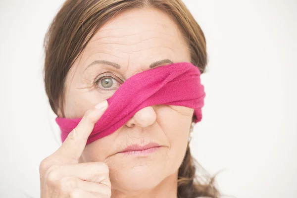 Un ojo vendado atractiva mujer — Foto de Stock