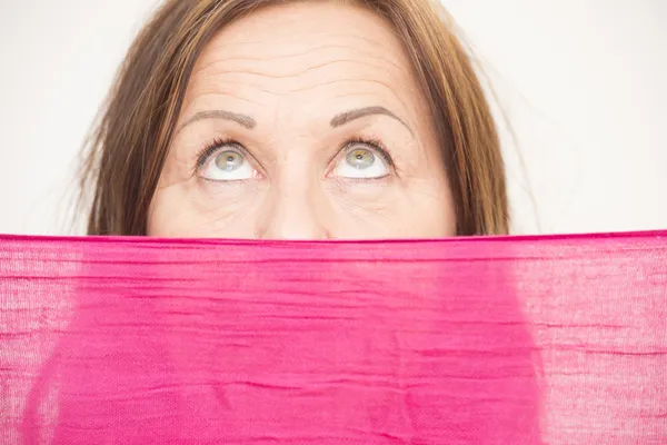 Vrouw achter doek met verrast look — Stockfoto