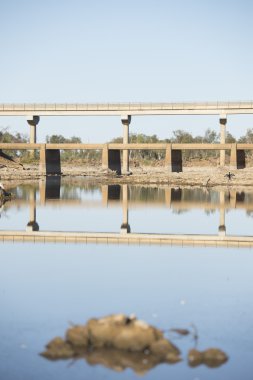 Köprü ve huzurlu Avustralya outback Nehri