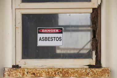 Binanın üzerinde uyarı asbest tehlike işareti