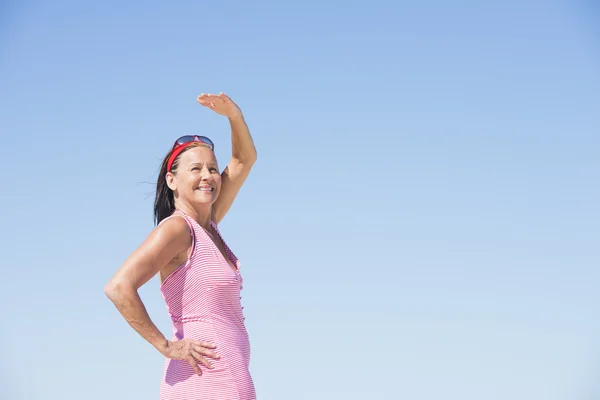 Vrouw te wachten met de hand meer dan hoofd buiten — Stockfoto